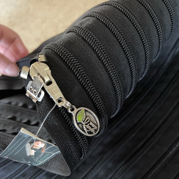 Black Zipper skirt with feather bottom - Picture 4 of 5